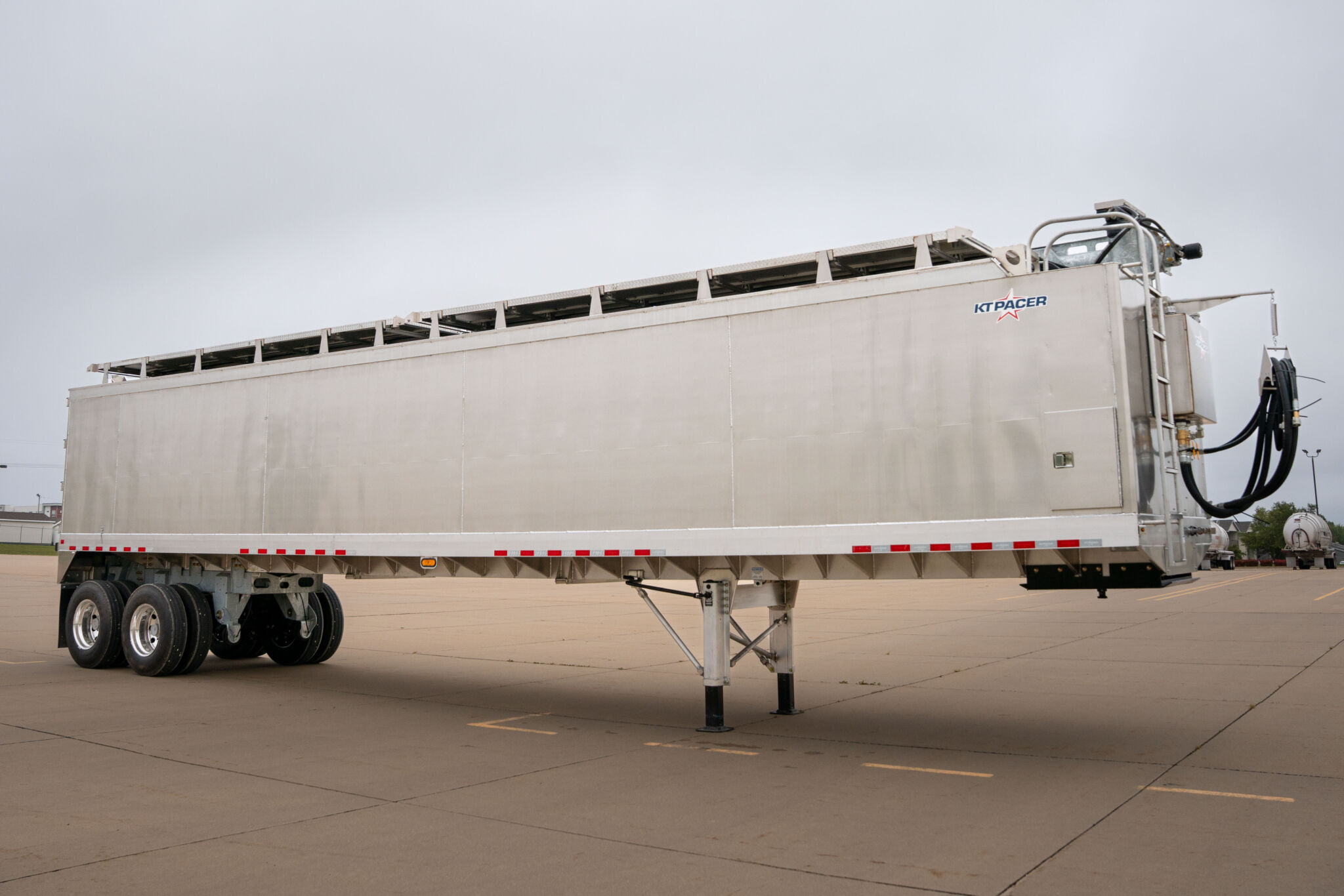 KT Pacer AT65 bag and bulk feed trailer side view