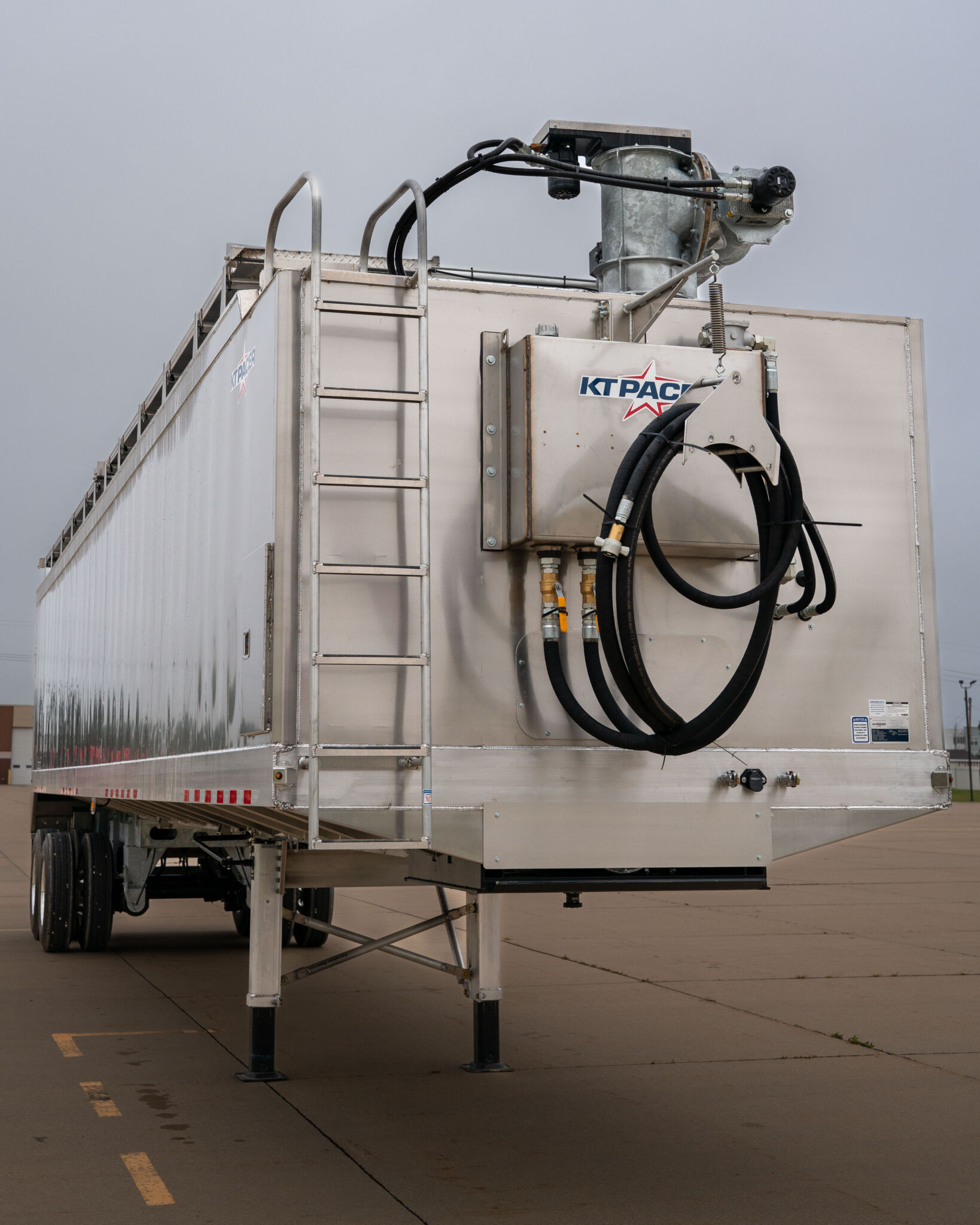 KT Pacer AT65 bag and bulk feed trailer front side view