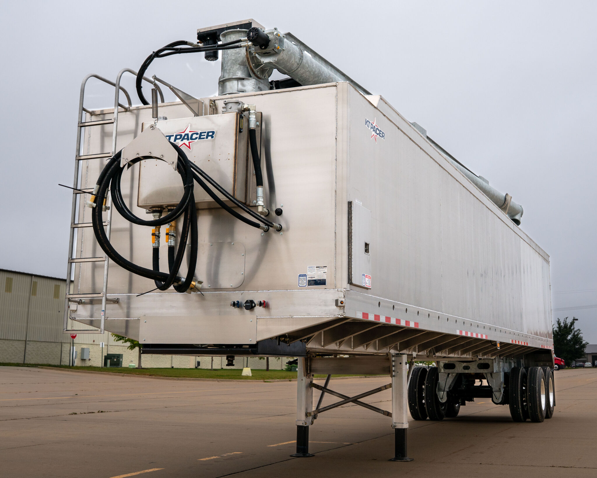 KT Pacer AT65 bag and bulk feed trailer front side view