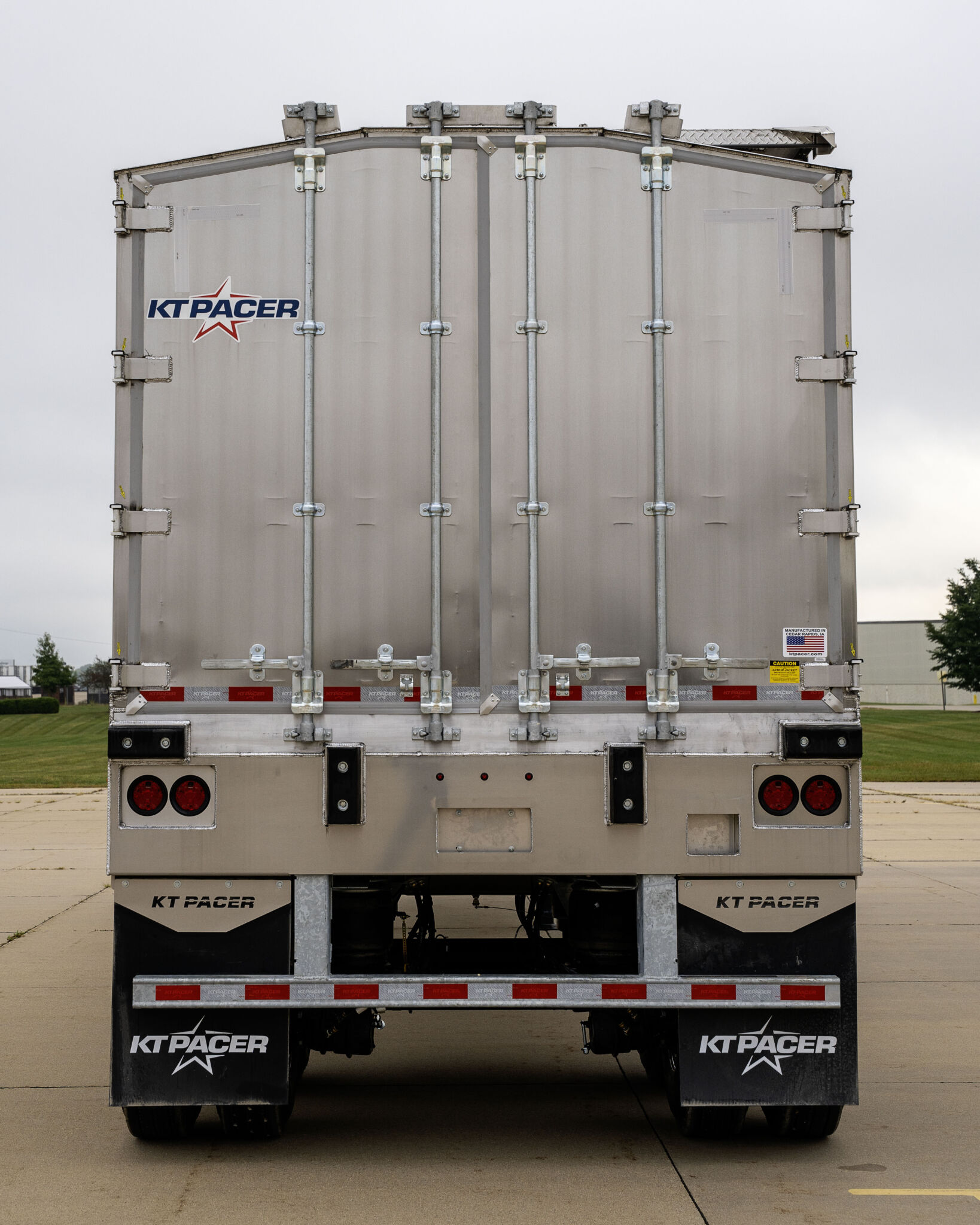 KT Pacer AT65 bag and bulk feed trailer rear view