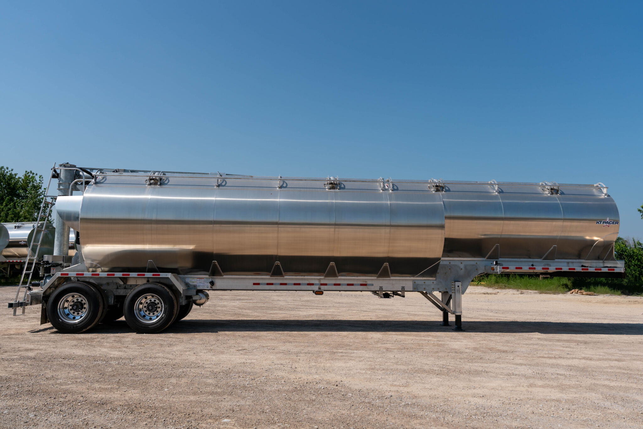 KT Pacer AT35 NSL low-center-of-gravity bulk feed trailer, side view