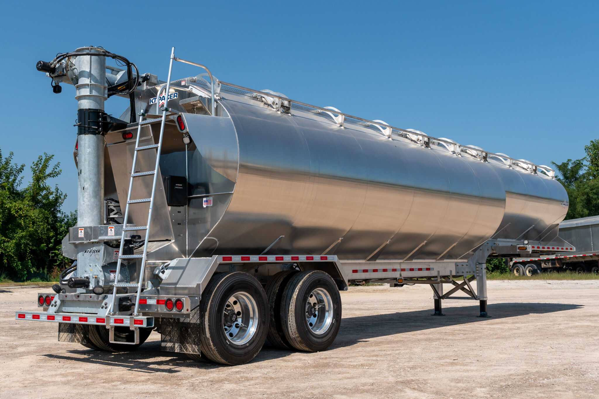KT Pacer AT35 NSL low-center-of-gravity bulk feed trailer, rear view