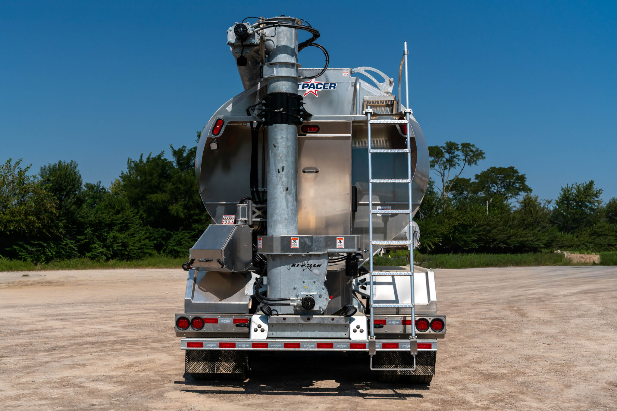KT Pacer AT35 NSL low-center-of-gravity bulk feed trailer, rear view
