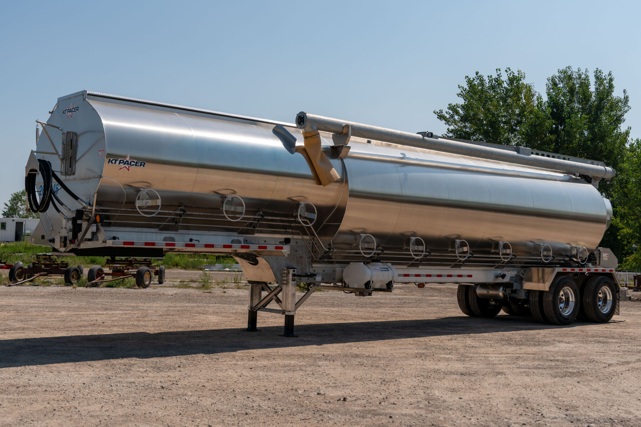 KT Pacer AT35 NSL low-center-of-gravity bulk feed trailer, side view