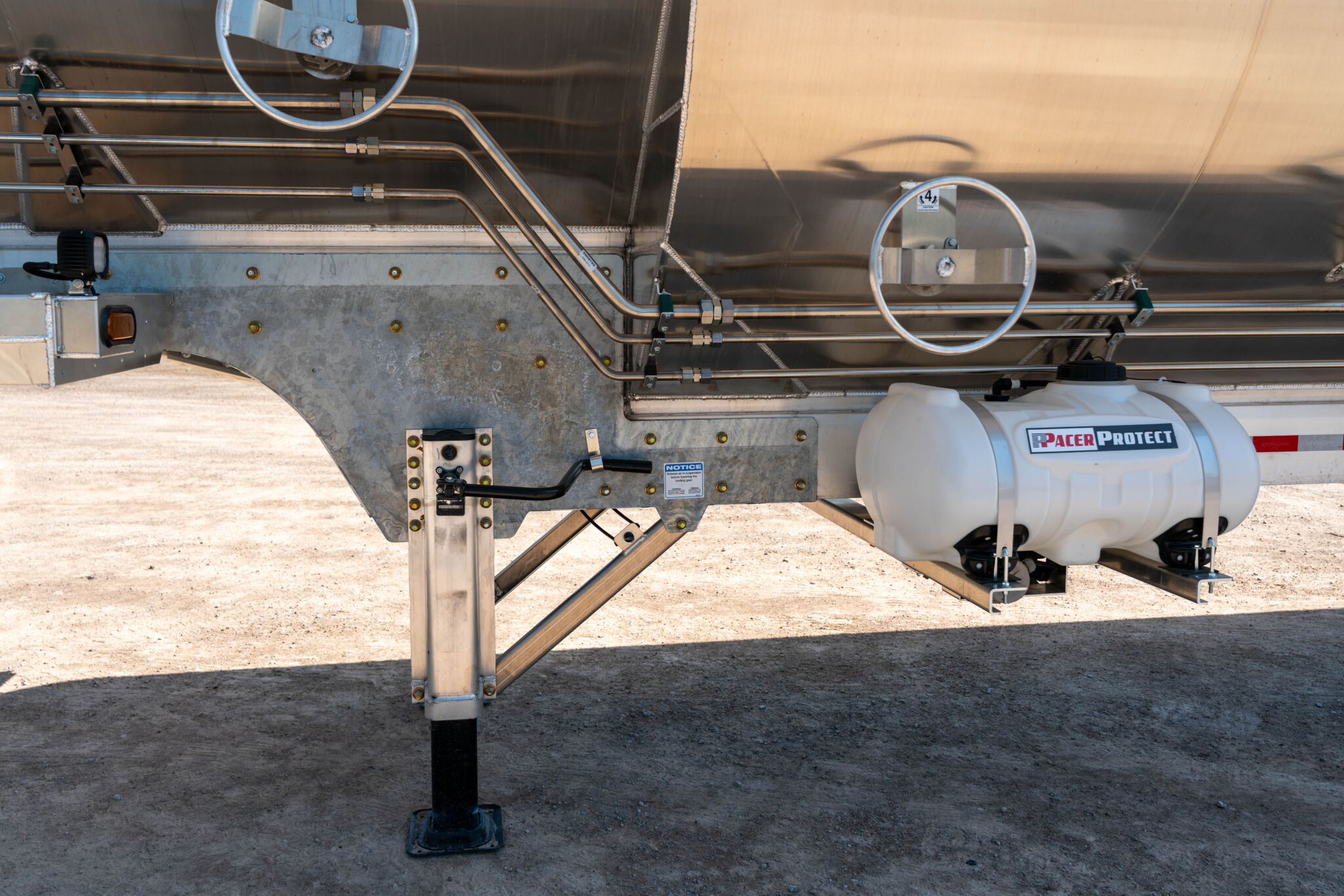 Landing gear and disinfectant system on KT Pacer AT35 NSL low-center-of-gravity bulk feed trailer