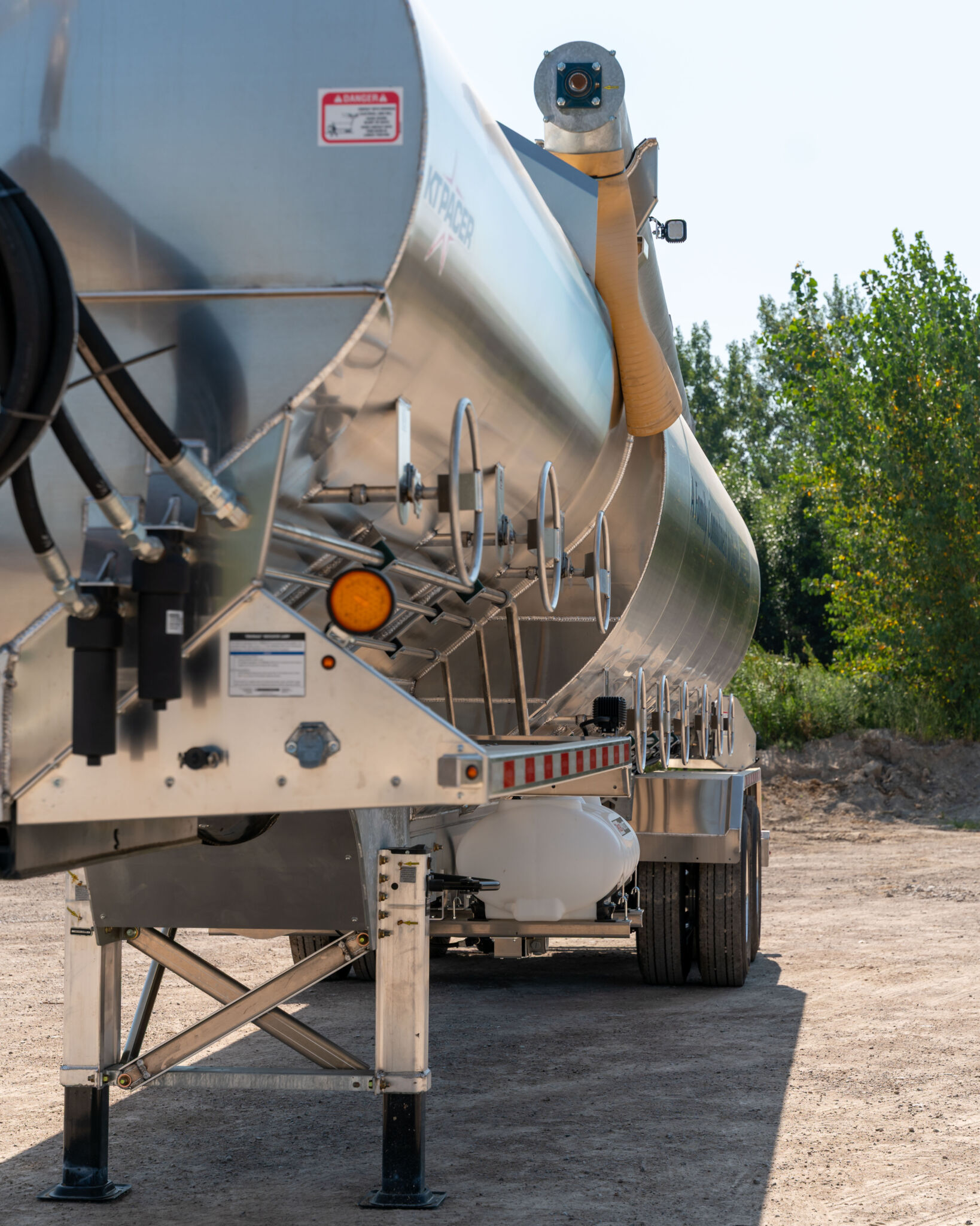Front view of KT Pacer AT35 NSL low-center-of-gravity bulk feed trailer