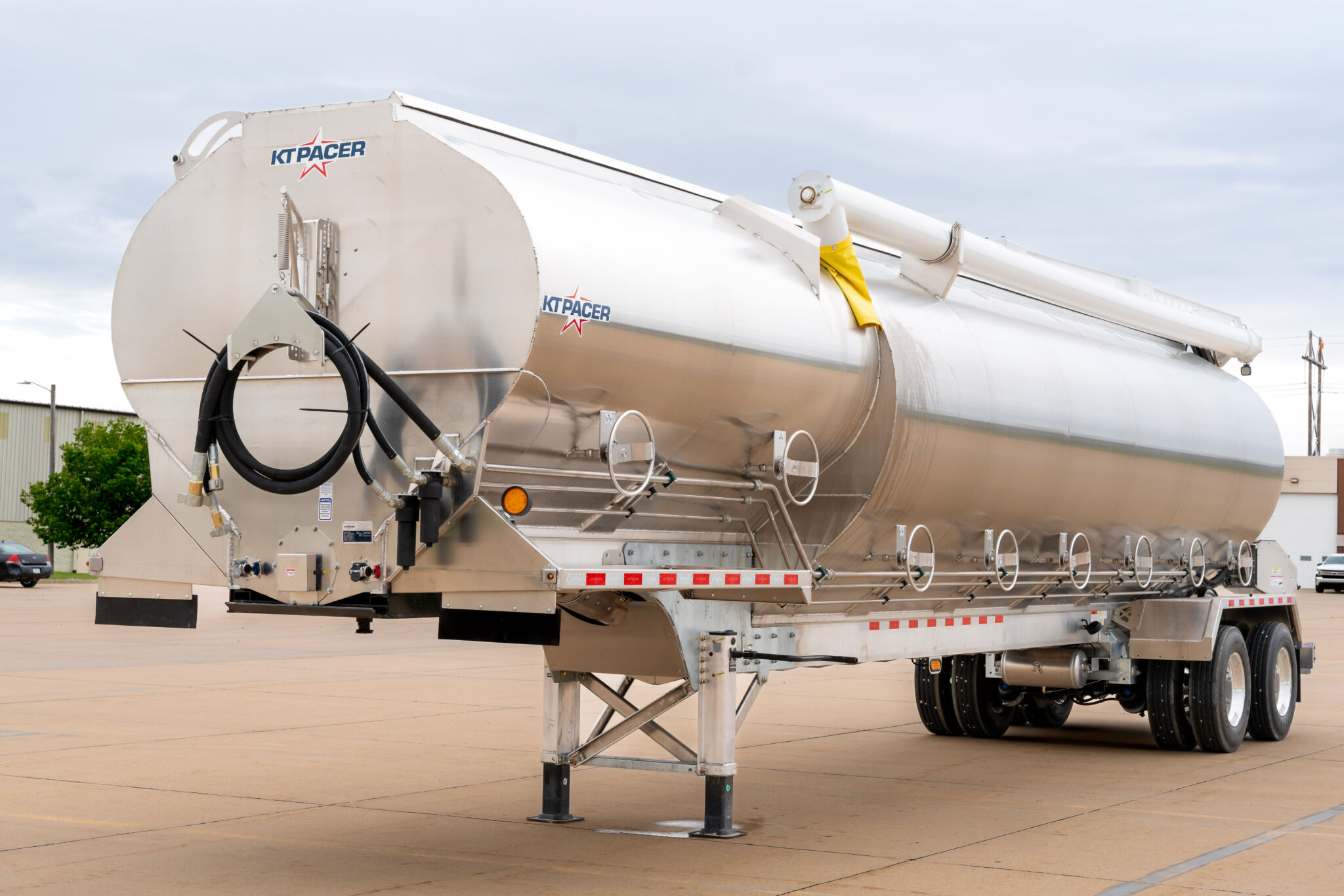 Front view of KT Pacer AT35 NSL low-center-of-gravity bulk feed trailer