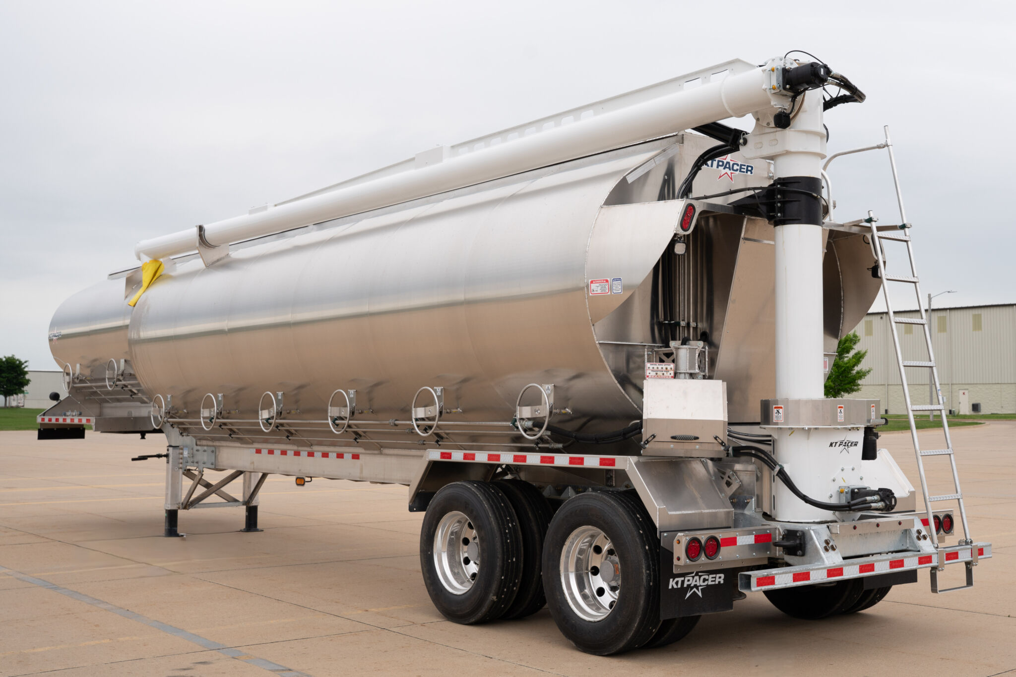 KT Pacer AT35 NSL low-center-of-gravity bulk feed trailer, rear three-quarter view